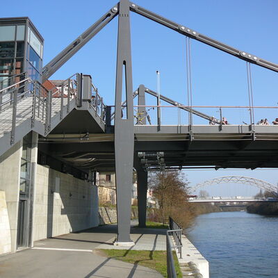 Bild vergrößern: Aufzüge an der Kettenbrücke nachts geschlossen