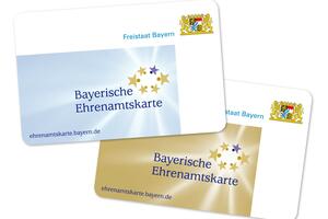 Bild vergrößern: Abbildung der Bayerischen Ehrenamtskarte und der Bayerischen Ehrenamtskarte in Gold