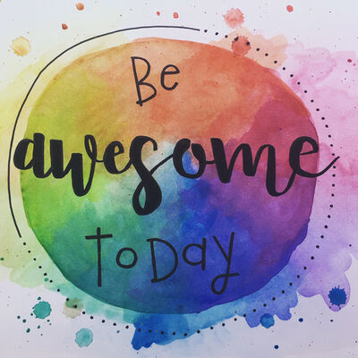 Bild vergrößern: In einem ganz bunten Kreis aus Wasserfarbe stehen die Worte "Be awesome today".
