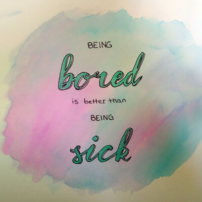 Bild vergrößern: Türkis und pink dargestellt wird von Theresa der Schriftzug: "Being bored is better than being sick."
