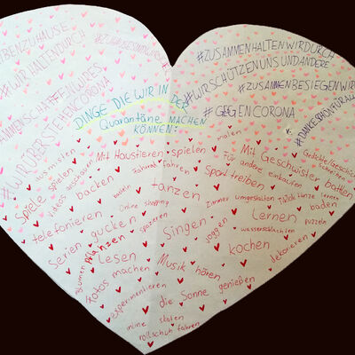 Bild vergrößern: Auf einem Herz sind in roten Worten alle Dinge dargestellt, die man in Corona-Quarantäne machen kann. Zwischen den Worten sind rote Herzen gemalt.