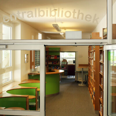 Bild vergrößern: Auf dem Foto sieht man den Eingang der Bibliothek am EG.