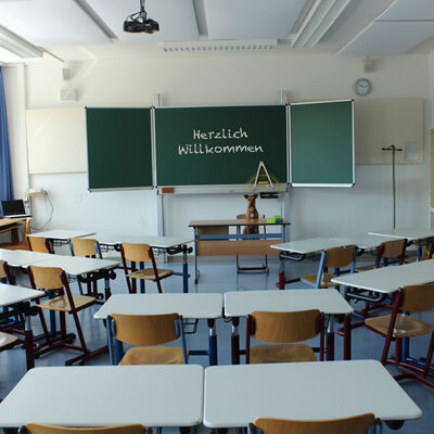 Bild vergrößern: Auf dem Foto sieht man beispielhaft ein Klassenzimmer aus Sicht der letzten Sitzreihe.