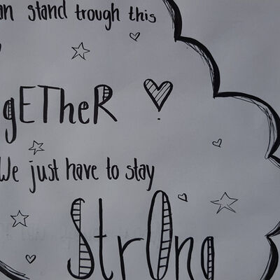 Bild vergrößern: Auf dem Bild ist in einer Wolke geschrieben: "We can stand through this together! We just have to stay strong."