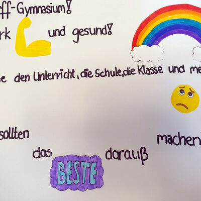 Bild vergrößern: Auf dem Bild sieht man einen Regenbogen und eine Aussage, dass die Schülerin die Schule vermisst.