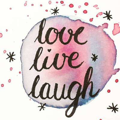 Bild vergrößern: Auf dem Bild sieht man den Schriftzug "love live laugh".