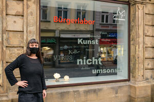 Bild vergrößern: Bild: Christiane Toewe steht vor dem Kunstfenster im Bürgerlabor für das sie eine "Wortwolke" gestaltet hat.