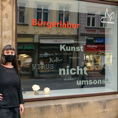 Bild vergrößern: Bild: Christiane Toewe steht vor dem Kunstfenster im Bürgerlabor für das sie eine "Wortwolke" gestaltet hat.