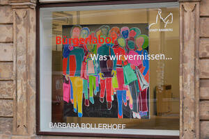 Bild vergrößern: Das Bild von Barbara Bollerhoff zeigt eine Schar von einkauffreudigen Menschen in überwiegend rot-orangen Farbtönen.