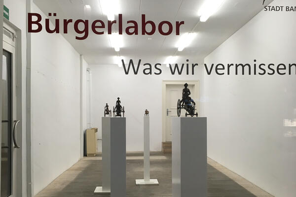 Bild: Vier Plastiken von Adelbert Heil im Kunstfenster des Bürgerlabors.