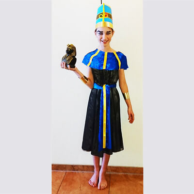 Bild vergrößern: Auf dem Bild ist eine Teilnehmerin des Kostümwettbewerbs Ägypten zu sehen.