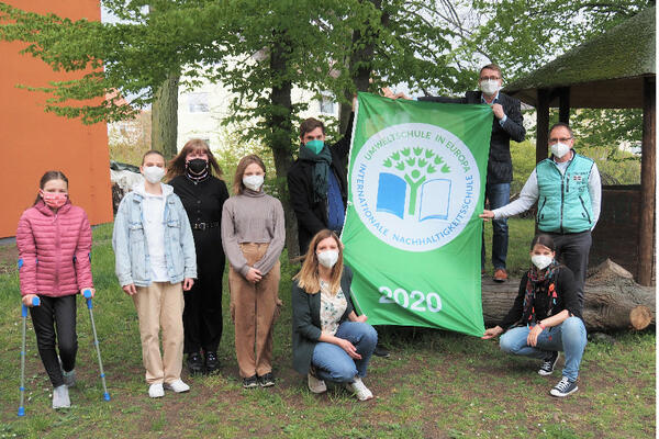 Die Umweltgruppe mit "Grünem Besuch" aus dem Rathaus