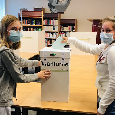 Bild vergrößern: Auf dem Foto sind Lilli und Lara ( beide Klasse 10a) bei der Stimmabgabe zu sehen.