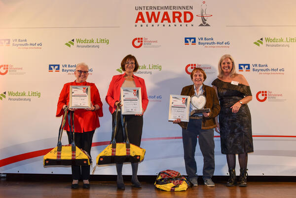 Bild vergrößern: Unternehmerinnen Award 2021 Herzenspreis Fr. Rudel Rewe Markt Rudel (1.v.l.)