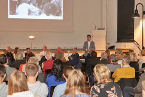 Bild vergrößern: Bürgermeister Dr. Christian Lange eröffnet den gut besuchten Erzählabend in der Volkshochschule.