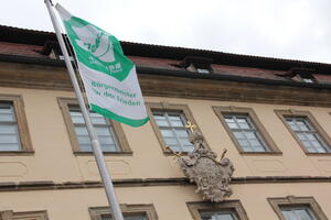 Bild vergrößern: Bamberg zeigt Flagge für den Frieden und gegen Atomwaffen