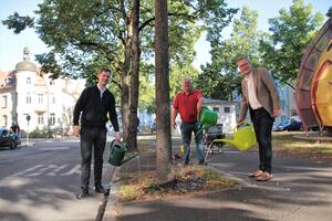 Bild vergrößern: Bürgermeister gießen Stadtbäume nach verlorener Wette