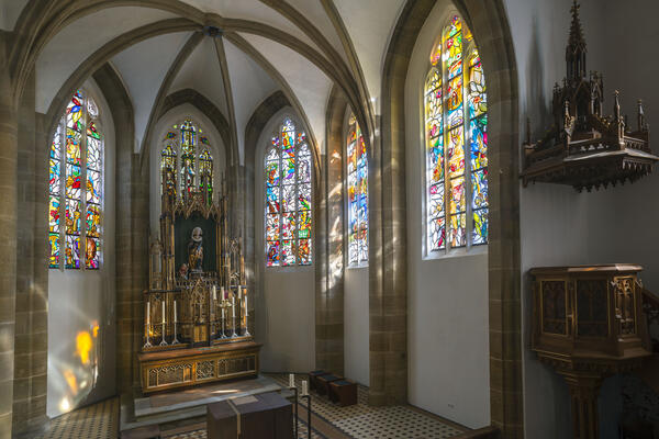 Mehr über die Lüpertz-Glasfenster in der Kirche St. Elisabeth erfahren