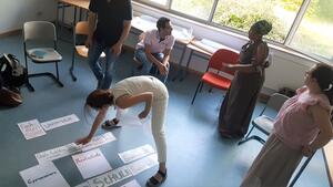 Bild vergrößern: Schule - alles klar?! In interkulturellen Workshops lernen neu zugewanderte Eltern das bayerische Bildungssystem kennen