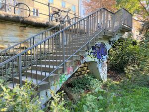 Bild vergrößern: Die Treppenanlage zum Adenauerufer weist sanierungsbedürftige Schäden auf