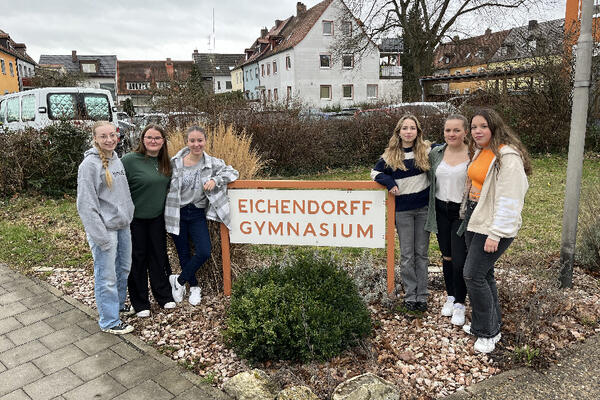 Bild vergrößern: Zu sehen sind die sechs gewählten Schülervertreterinnen des Eichendorff-Gymnasiums im aktuellen Schuljahr 2022/23.