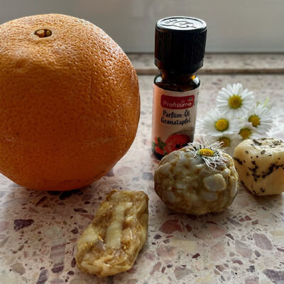 Bild vergrößern: Orangenschale und Öl verfeinern die selbst gemachten Seifen.