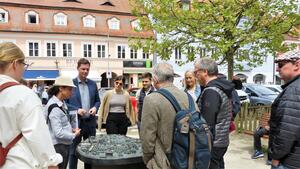 Bild vergrößern: Klimaschutz im Blick: Bamberger Stadträte informieren sich in Pfaffenhofen