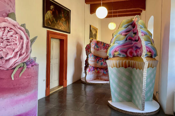 Bild vergrößern: Einblick ins Innere der Ausstellung - Altes Rathaus trifft bunte Cupcakes.