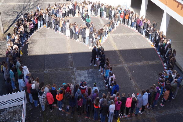 Bild vergrößern: Auf dem Bild sind die Schülerinnen des Eichendorff-Gymnasiums zu sehen, die ein Peace-Zeichen stellen.