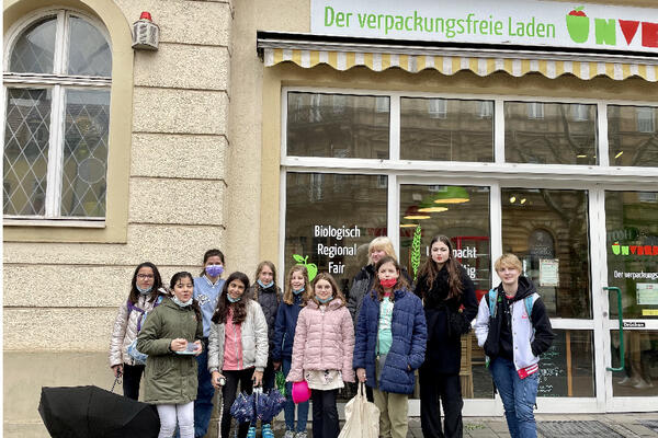 Bild vergrößern: Auf dem Foto sind die Wahlfachschülerinnen der Umweltgruppe nach ihrem Einkauf vor dem Unverpackt-Laden Bamberg zu sehen.